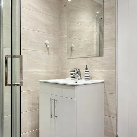 Ferienhaus Modern 2 Bed Townhouse Just Outside Walls With Free Private Parking *