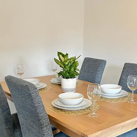 Ferienhaus Modern 2 Bed Townhouse Just Outside Walls With Free Private Parking