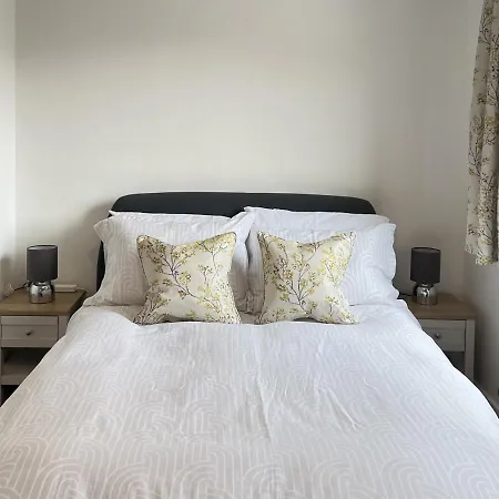 Ferienhaus Modern 2 Bed Townhouse Just Outside Walls With Free Private Parking