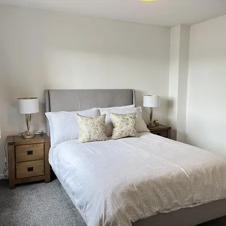 Modern 2 Bed Townhouse Just Outside Walls With Free Private Parking *