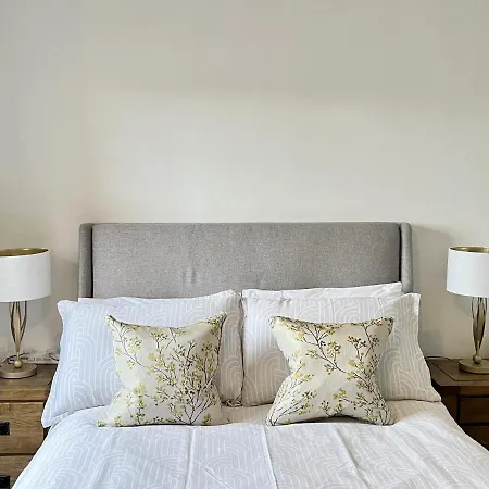 Modern 2 Bed Townhouse Just Outside Walls With Free Private Parking