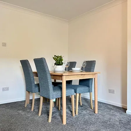 Modern 2 Bed Townhouse Just Outside Walls With Free Private Parking