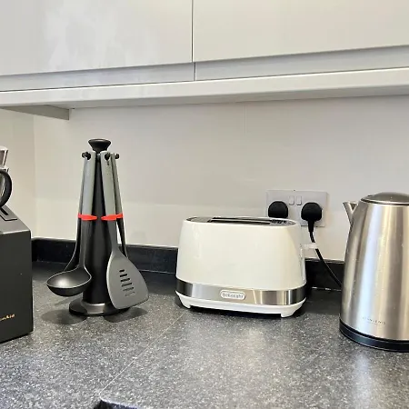 Casa de Férias Modern 2 Bed Townhouse Just Outside Walls With Free Private Parking *