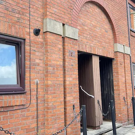 Modern 2 Bed Townhouse Just Outside Walls With Free Private Parking