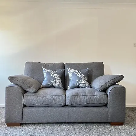 Modern 2 Bed Townhouse Just Outside Walls With Free Private Parking