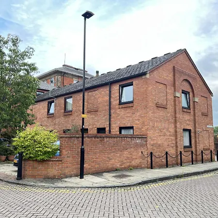 Modern 2 Bed Townhouse Just Outside Walls With Free Private Parking * York