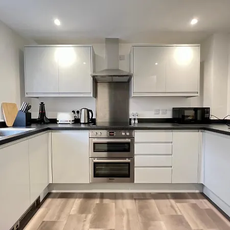 Modern 2 Bed Townhouse Just Outside Walls With Free Private Parking *