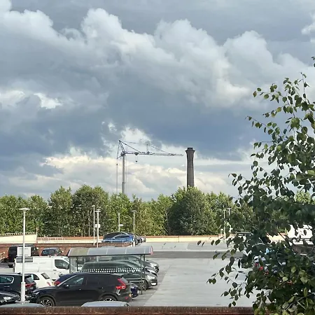 Modern 2 Bed Townhouse Just Outside Walls With Free Private Parking