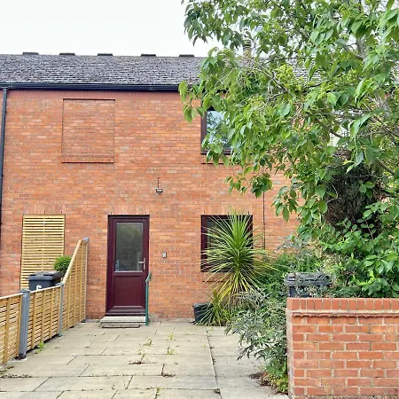 Modern 2 Bed Townhouse Just Outside Walls With Free Private Parking